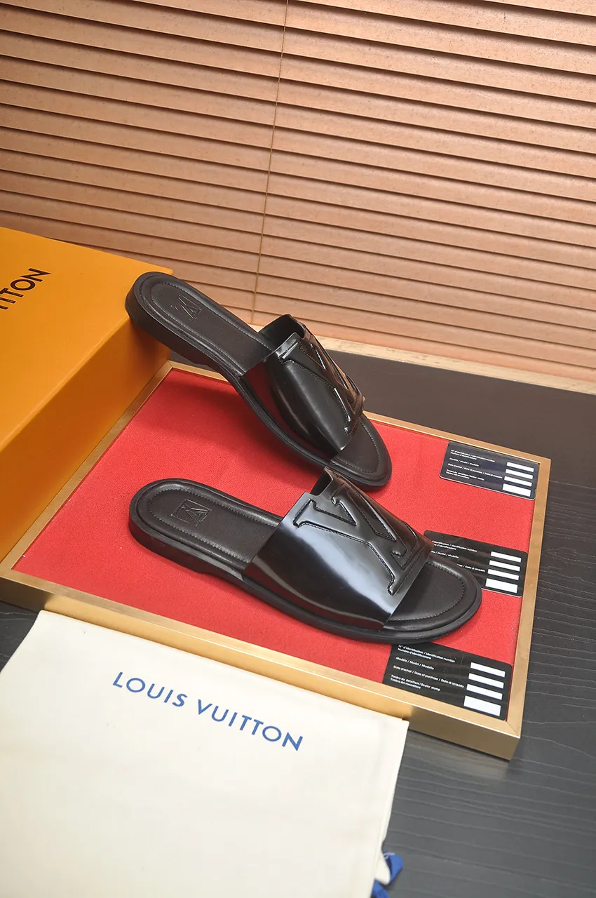 Men's shoes 💰360💶 [Louis Vuitton LV slippers] (high-end cowhide) counter 1:1 fashion style, a must-have for summer! The designer used LV’s iconic outsole. The original simple slippers instantly become fashionable! The upper is made of flexible special cowhide leather straps alternately, and the workmanship is exquisite! A must-have for stylish men in summer, size 38-46 (45 46 customized)